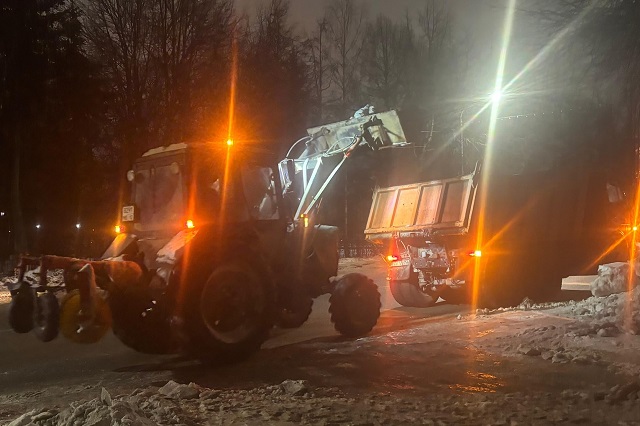 Коммунальные службы продолжают по ночам вывозить снег с улиц города