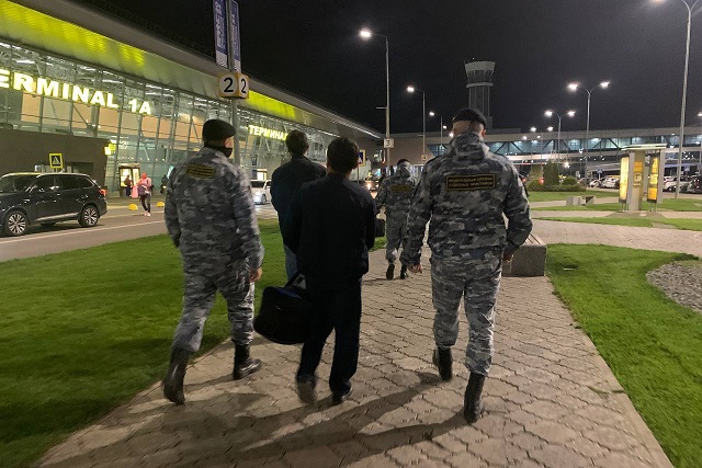 Нелегальные гости из Узбекистана улетели домой на Родину 