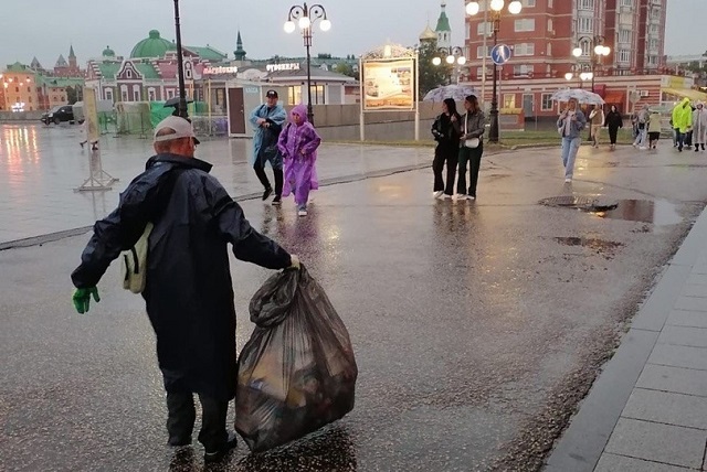 Коммунальные службы оперативно убирают мусор после праздника