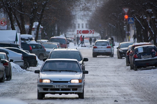 Водителям разрешили ездить с госномерами без флага России