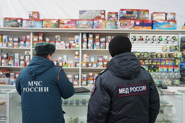 Перед Новым годом надзорные органы проверяют торговцев пиротехникой