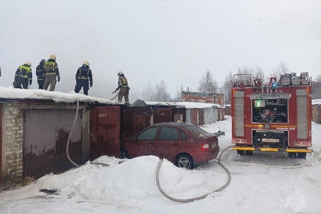 В гаражном кооперативе на улице Тельмана в Йошкар-Оле возник пожар 