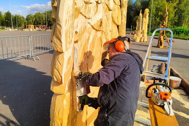 Мастера дорабатывают деревянные скульптуры для «Марий парка» 