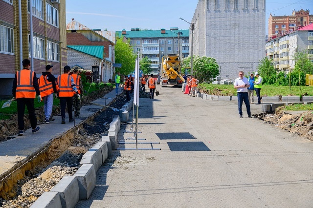 В посёлке Медведево дорожники ремонтируют улицу Полевую В посёлке Медведево дорожники ремонтируют улицу Полевую