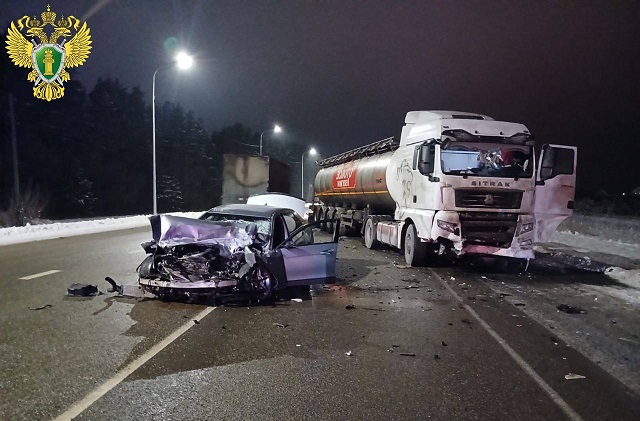 На Казанском тракте иномарка врезалась в грузовик