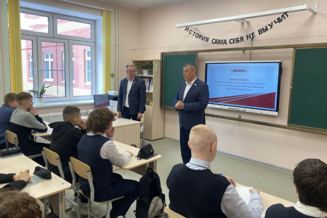 В День местного самоуправления члены «Единой России» провели урок парламентаризма для будущих инженеров