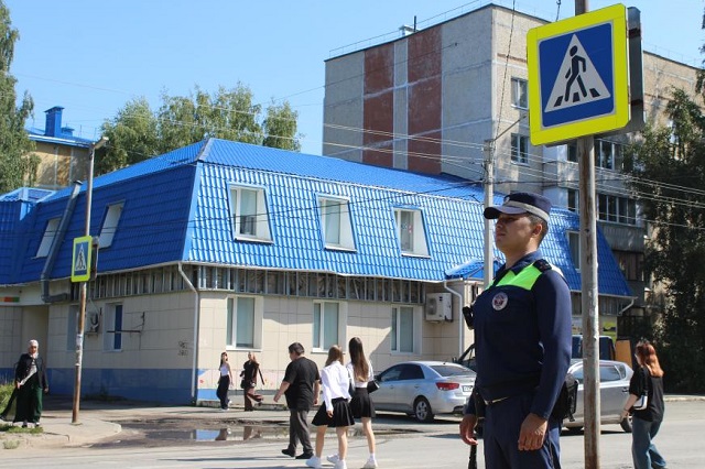 Сотрудники Госавтоинспекции несут службу на пешеходных переходах около школ