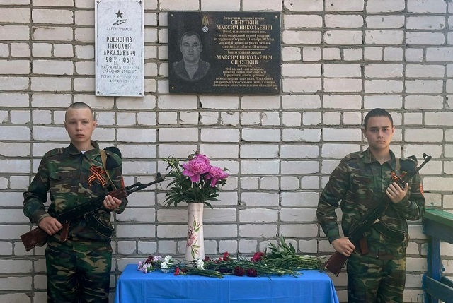 В Горномарийском районе открыли мемориальную доску участнику СВО