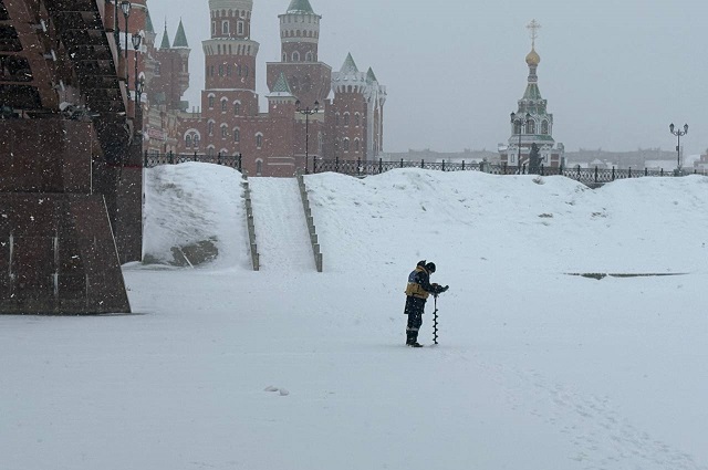 Спасатели Марийской аварийно-спасательной службы провели замеры льда 