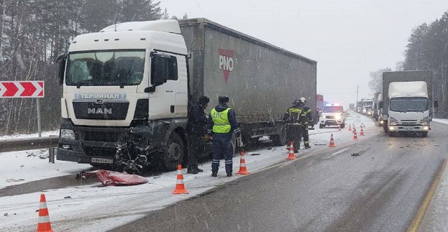 В Волжском районе столкнулись грузовик и легковой автомобиль (1).jpg