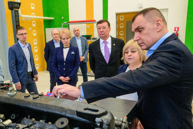Юрий Зайцев оценил новую модель обучения в Автодорожном техникуме